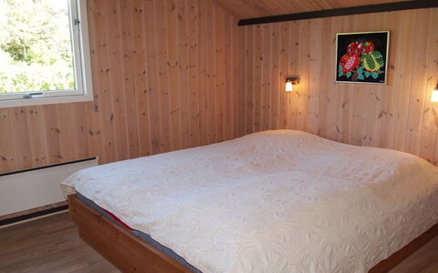 Maureen - 10.5Km from the Sea: Piso, Madera, Suelo, Diseño De Interiores, Mueble, Habitación, Techo, Habitación, Manchas De Madera, Cama