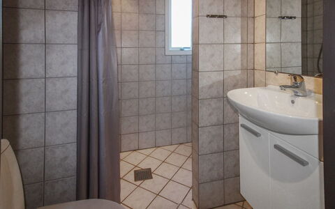 Maureen - 10.5Km from the Sea: Baño, Arreglo De Tubería, Piso, Suelo, Lavabo Del Baño, Diseño De Interiores, Baño, Asiento Del Baño, Lavabo, Plomería