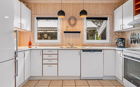 Jensen - 700M to the Fjord: Cocina, Mostrador, Aparato De Cocina, Diseño De Interiores, Gabinetes, Electrodoméstico, Piso, Madera, Techo, Lámpara
