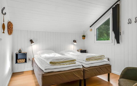 Jensen - 700M to the Fjord: Madera, Diseño De Interiores, Habitación, Techo, Cama, Lecho, Suelo, Sábana, Mueble, Casa