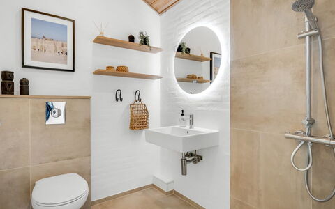 Jensen - 700M to the Fjord: Pared, Piso, Arreglo De Tubería, Baño, Diseño De Interiores, Suelo, Grifo, Lavabo, Lavabo Del Baño, Baño