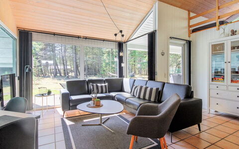 Jensen - 700M to the Fjord: Diseño De Interiores, Sofá, Techo, Sala, Casa, Madera Dura, Lámpara, Suelos De Madera, Manchas De Madera