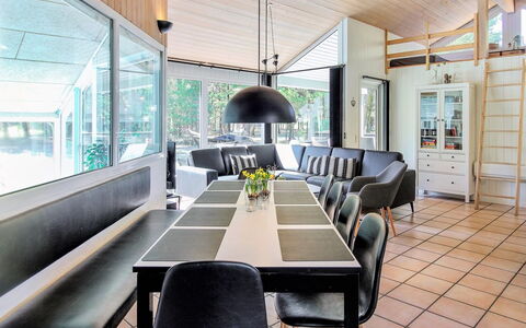 Jensen - 700M to the Fjord: Diseño De Interiores, Techo, Mueble, Lámpara, Piso, Sofá, Vaso, Sala, Silla