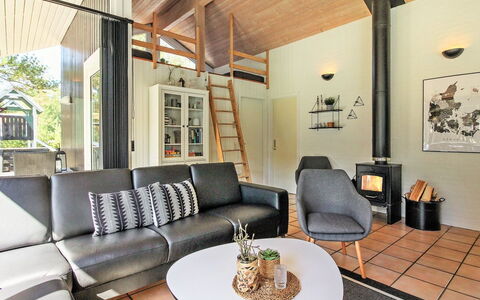 Jensen - 700M to the Fjord: Diseño De Interiores, Sofá, Piso, Madera, Sala, Techo, Mueble, Suelo, Habitación, Encendiendo