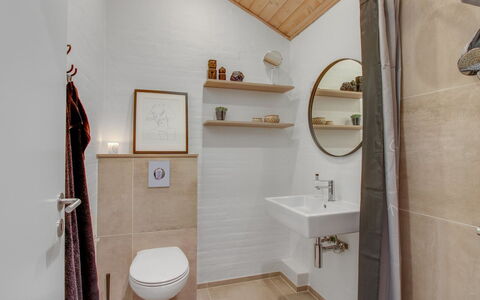 Jensen - 700M to the Fjord: Piso, Pared, Diseño De Interiores, Suelo, Madera, Arreglo De Tubería, Baño, Techo, Casa, Encendiendo