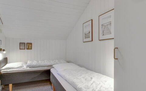 Jensen - 700M to the Fjord: Habitación, Madera, Cama, Suelo, Sábana, Techo, Piso, Lecho, Diseño De Interiores, Marco De La Cama