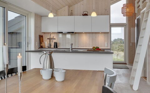 Marjorie - 400M from the Sea: Cocina, Diseño De Interiores, Piso, Madera, Mostrador, Techo, Lámpara, Mueble, Suelo, Aparato De Cocina