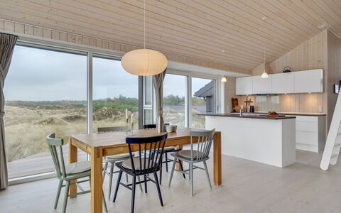 Marjorie - 400M from the Sea: Madera, Techo, Piso, Suelo, Diseño De Interiores, Cocina Y Comedor Mesa, Suelos De Madera, Casa, Mueble, Comedor