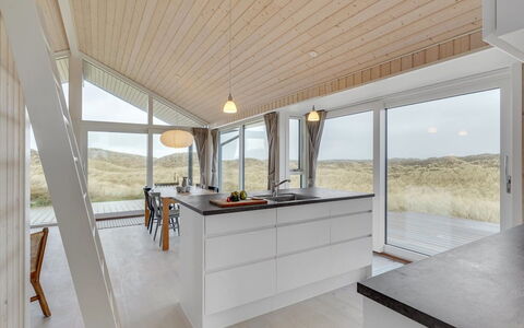 Marjorie - 400M from the Sea: Madera, Piso, Techo, Diseño De Interiores, Suelo, Cocina, Suelos De Madera, Casa, Mostrador, Madera Dura
