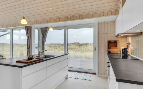 Marjorie - 400M from the Sea: Cocina, Madera, Piso, Mostrador, Techo, Suelo, Aparato De Cocina, Diseño De Interiores, Suelos De Madera, Electrodoméstico