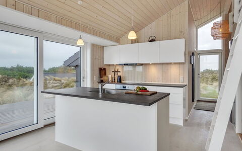 Marjorie - 400M from the Sea: Madera, Cocina, Techo, Piso, Mostrador, Diseño De Interiores, Suelo, Casa, Electrodoméstico, Aparato De Cocina