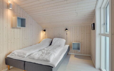 Marjorie - 400M from the Sea: Madera, Techo, Diseño De Interiores, Habitación, Lámpara, Tablón, Madera Dura, Cama, Lecho, Diseño