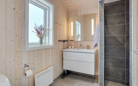 Marjorie - 400M from the Sea: Piso, Arreglo De Tubería, Madera, Suelo, Diseño De Interiores, Lavabo, Baño, Plomería, Mueble De Baño, Grifo