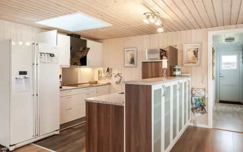 Ottar - 400M from the Sea: Madera, Diseño De Interiores, Piso, Cocina, Mueble, Techo, Suelos De Madera, Mostrador, Suelo, Gabinetes