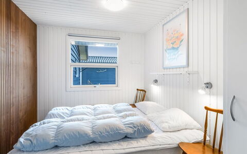 Ottar - 400M from the Sea: Madera, Habitación, Sábana, Diseño De Interiores, Cama, Lecho, Suelo, Techo, Linos, Habitación