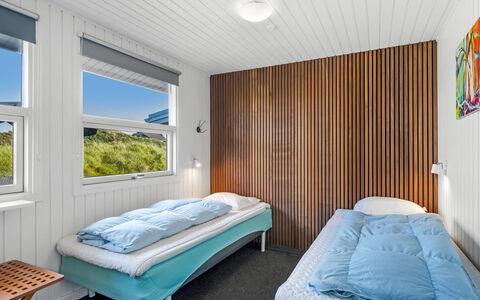 Ottar - 400M from the Sea: Habitación, Cama, Madera, Sábana, Diseño De Interiores, Techo, Lecho, Suelo, Marco De La Cama, Piso