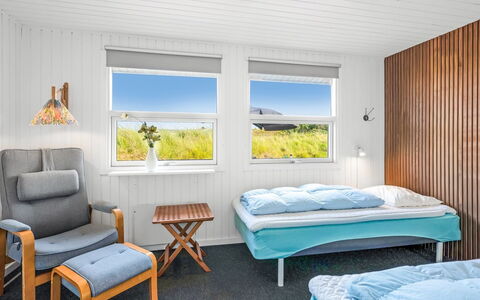 Ottar - 400M from the Sea: Madera, Habitación, Diseño De Interiores, Cama, Techo, Casa, Suelo, Sábana, Marco De La Cama, Lecho