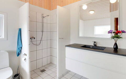 Ottar - 400M from the Sea: Diseño De Interiores, Piso, Arreglo De Tubería, Suelo, Lavabo, Lavabo Del Baño, Madera, Mueble De Baño, Baño, Grifo