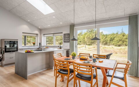 Alena - 1Km from the Sea: Piso, Madera, Mueble, Diseño De Interiores, Cocina, Techo, Suelo, Mostrador, Cocina Y Comedor Mesa, Suelos De Madera