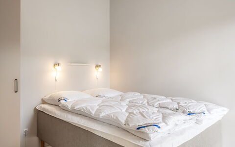 Alena - 1Km from the Sea: Habitación, Cama, Lecho, Sábana, Linos, Marco De La Cama, Suelo, Techo, Habitación, Colchón