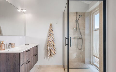Alena - 1Km from the Sea: Piso, Diseño De Interiores, Arreglo De Tubería, Suelo, Baño, Plomería, Mueble De Baño, Espejo, Loseta, Techo