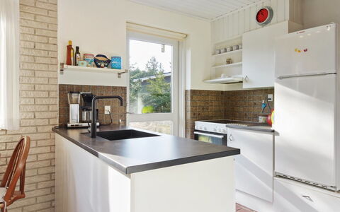 Laurin - 600M from the Sea: Cocina, Mostrador, Aparato De Cocina, Diseño De Interiores, Piso, Gabinetes, Electrodoméstico, Madera, Mueble, Suelo