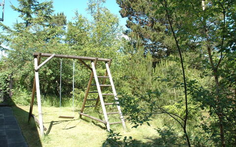 Laurin - 600M from the Sea: Madera, Escalera, Jardín, Columpio, Bosque, Plantas Leñosas, Equipo De Juego Exterior, Sombra, Patio Interior, Selva