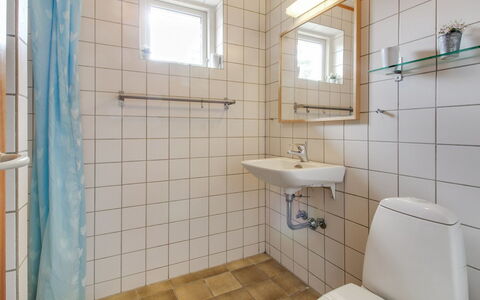 Laurin - 600M from the Sea: Baño, Arreglo De Tubería, Lavabo Del Baño, Piso, Suelo, Lavabo, Baño, Asiento Del Baño, Diseño De Interiores, Plomería