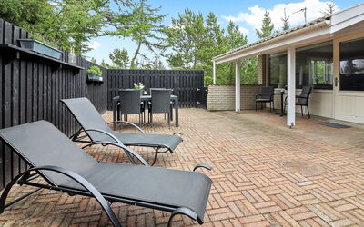 Laurin - 600M from the Sea