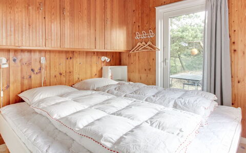 Kanutte - 400M from the Sea: Habitación, Madera, Sábana, Cama, Lecho, Diseño De Interiores, Mueble, Linos, Casa, Suelo