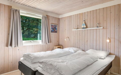 Yardila - 1.5Km from the Sea: Cama, Habitación, Sábana, Madera, Lecho, Diseño De Interiores, Mueble, Techo, Suelo, Marco De La Cama
