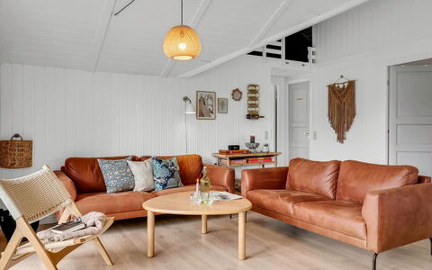 Ilsi - 1.5Km from the Sea: Madera, Piso, Mueble, Sofá, Suelo, Diseño De Interiores, Sala, Suelos De Madera, Habitación