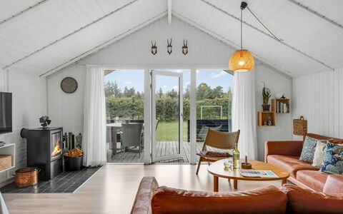 Ilsi - 1.5Km from the Sea: Madera, Techo, Mueble, Diseño De Interiores, Casa, Suelo, Sofá, Sala, Cabaña