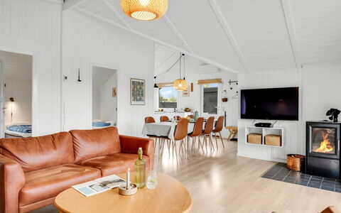 Ilsi - 1.5Km from the Sea: Madera, Techo, Diseño De Interiores, Casa, Suelo, Sala, Suelos De Madera, Madera Dura, Habitación
