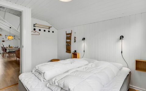 Ilsi - 1.5Km from the Sea: Diseño De Interiores, Madera, Techo, Habitación, Cama, Piso, Mueble, Suelo, Lámpara, Encendiendo