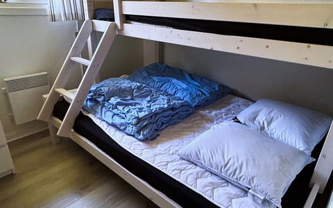 Dane - 500M from the Sea: Litera, Madera, Cama, Habitación, Suelo, Piso, Mueble, Lecho, Diseño De Interiores, Sábana