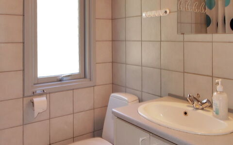 Dane - 500M from the Sea: Lavabo Del Baño, Arreglo De Tubería, Baño, Lavabo, Pared, Diseño De Interiores, Piso, Suelo, Grifo, Mueble De Baño
