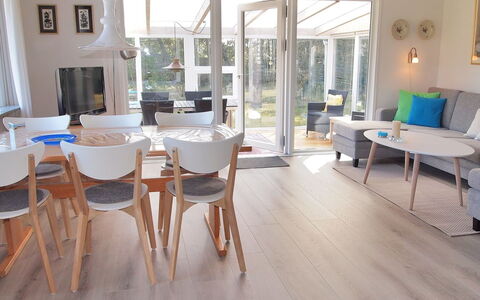 Dane - 500M from the Sea: Piso, Suelo, Techo, Diseño De Interiores, Mostrador, Cocina, Gabinetes, Habitación, Electrodoméstico, Lámpara