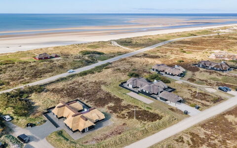 Rother - 100M from the Sea: Casa, Casa, Techo, Barrio Residencial, Cabaña, Inmuebles, Casa De Campo, Césped, Paisajismo, Vía Muerta