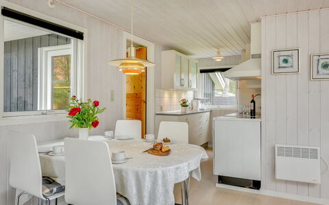 Hildegarde - 900M from the Sea: Diseño De Interiores, Piso, Mueble, Madera, Techo, Cocina, Lámpara, Suelo, Mostrador, Habitación