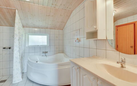 Hildegarde - 900M from the Sea: Arreglo De Tubería, Piso, Diseño De Interiores, Madera, Techo, Suelo, Baño, Lavabo, Lavabo Del Baño, Bañera