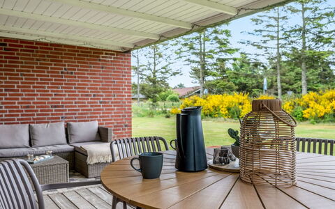 Agni - 800M from the Sea: Mueble, Mueble Para Exteriores, Mesa, Silla, Mesa Al Aire Libre, Sombra, Cocina Y Comedor Mesa, Jardín, Patio, Mesa De Café