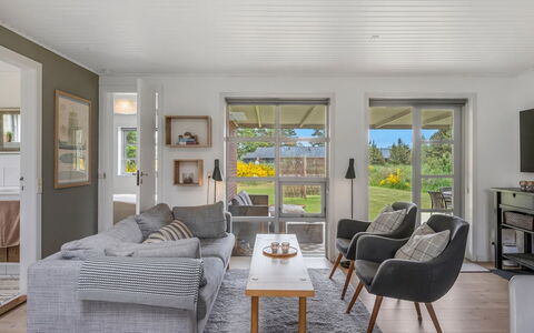 Agni - 800M from the Sea: Mueble, Sofá, Diseño De Interiores, Madera, Piso, Sala, Techo, Suelo, Casa