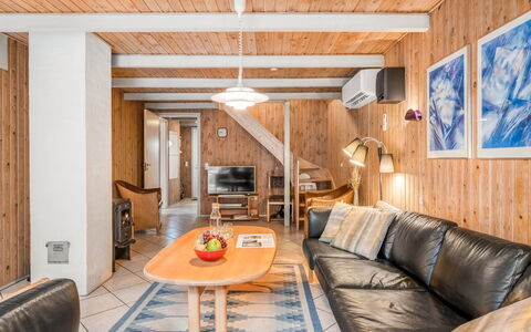 Urda - 1Km from the Sea: Madera, Techo, Mueble, Casa, Habitación, Madera Dura, Sala, Cuarto De Troncos, Cabaña, Silla