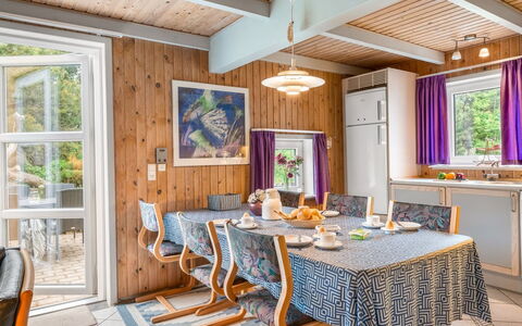 Urda - 1Km from the Sea: Mueble, Diseño De Interiores, Madera, Techo, Piso, Silla, Suelo, Mesa, Comedor, Cocina Y Comedor Mesa