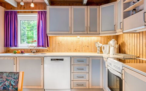 Urda - 1Km from the Sea: Cocina, Madera, Diseño De Interiores, Mostrador, Electrodoméstico, Aparato De Cocina, Gabinetes, Habitación, Mueble, Techo