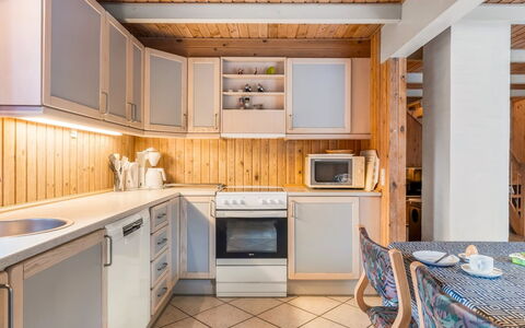 Urda - 1Km from the Sea: Cocina, Madera, Mostrador, Diseño De Interiores, Piso, Electrodoméstico, Techo, Gabinetes, Suelo, Aparato De Cocina