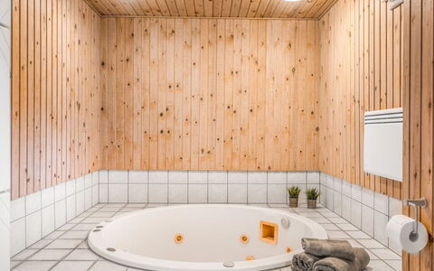 Urda - 1Km from the Sea: Piso, Diseño De Interiores, Arreglo De Tubería, Baño, Bañera, Suelo, Plomería, Habitación, Grifo, Techo