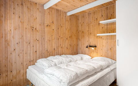 Urda - 1Km from the Sea: Habitación, Madera, Cama, Diseño De Interiores, Techo, Sábana, Lecho, Suelo, Piso, Encendiendo