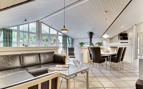 Guththorm - 600M from the Sea: Techo, Diseño De Interiores, Sofá, Mueble, Piso, Suelo, Sala, Lámpara, Silla